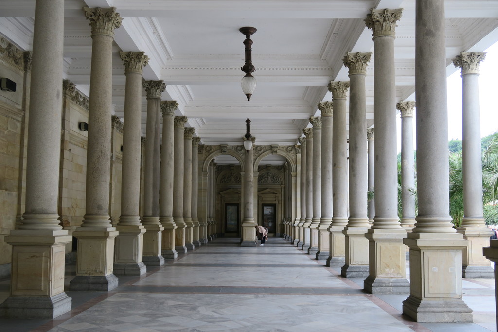 17.La columnata del Molino Karlovy Vary