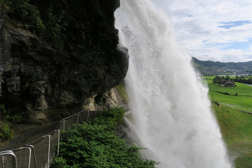 12.Steinsdalsfossen