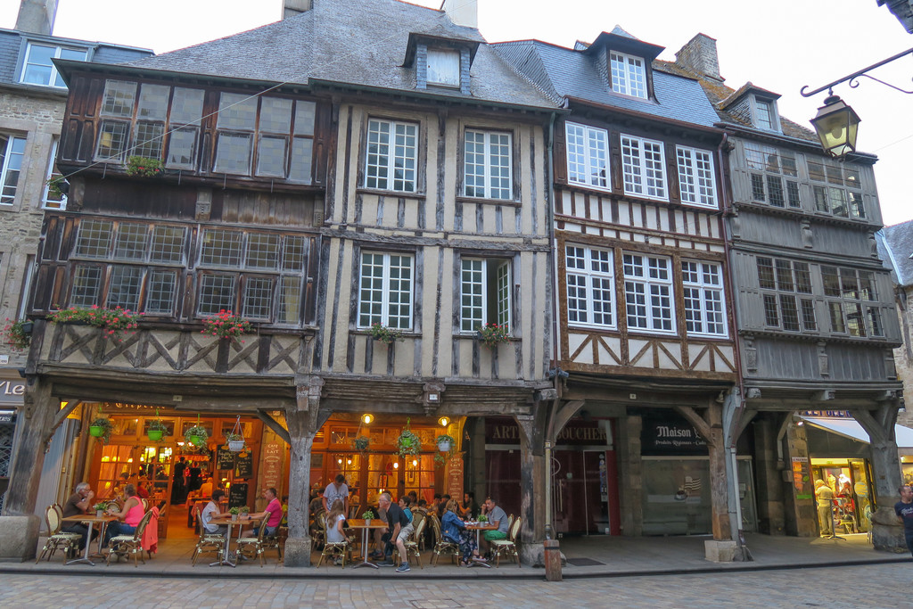 22.Dinan