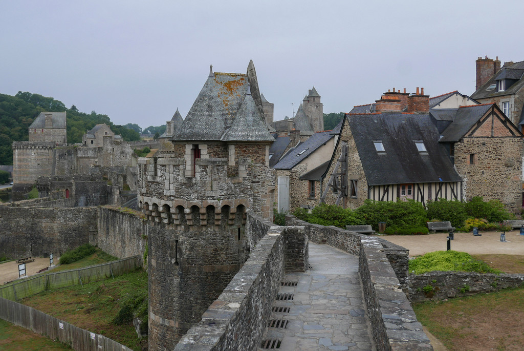 26.Fougères